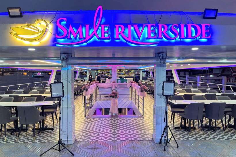 Bangkok: Smile Riverside Dinner Cruise - What is served at the buffet?