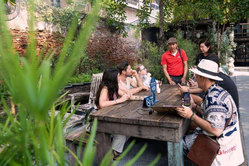 Bangkok: Talad Noi Hidden Gems & Street Food Adventure - Chow Sue Kong Shrine and Chinese architecture