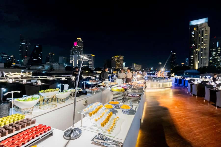 Bangkok: The Opulence Buffet Dinner Cruise with Live Band - Wat Arun and the first river views