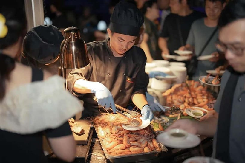 Bangkok:The Planet Sunset&Dinner Cruise on Chao Phraya River - Music, dancing, and the social mood