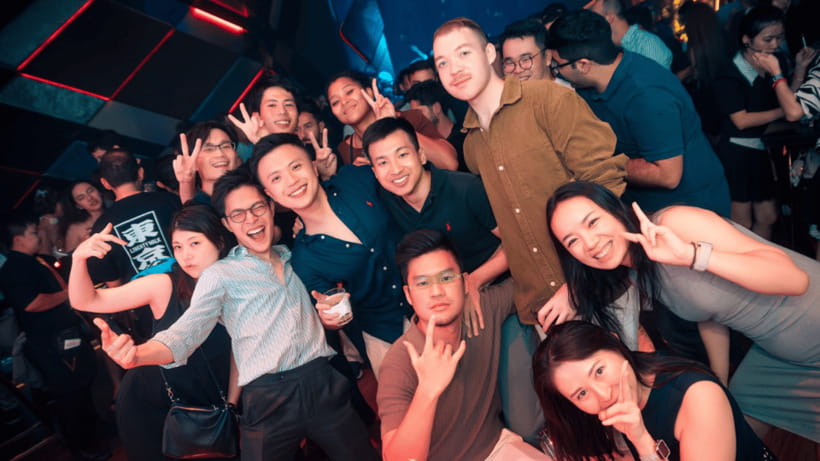 Bangkok: The Speakeasy, Rooftop & Iconic Venues Pub Crawl - Starting at Hemingway’s with a welcome beer