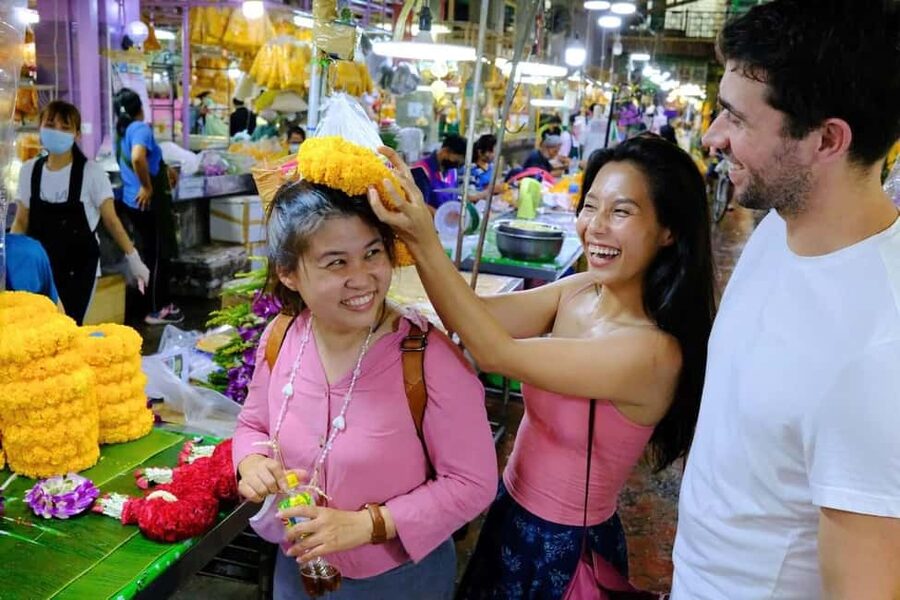Bangkok: Tuk Tuk Adventure Chinatown Michelin Food & Temples - Why this Bangkok night tour works