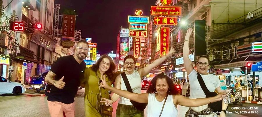 Bangkok: Tuk Tuk Adventure Chinatown Michelin Food & Temples - Yaowarat Road after dark