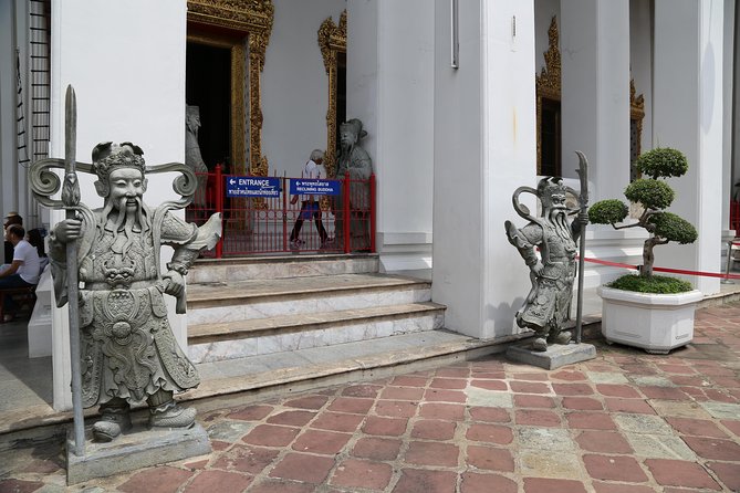 Bangkok Tuk Tuk Walk & Temple Tour With Wat Pho, Arun & Traimit - One hour on Khlong Dan’s canals