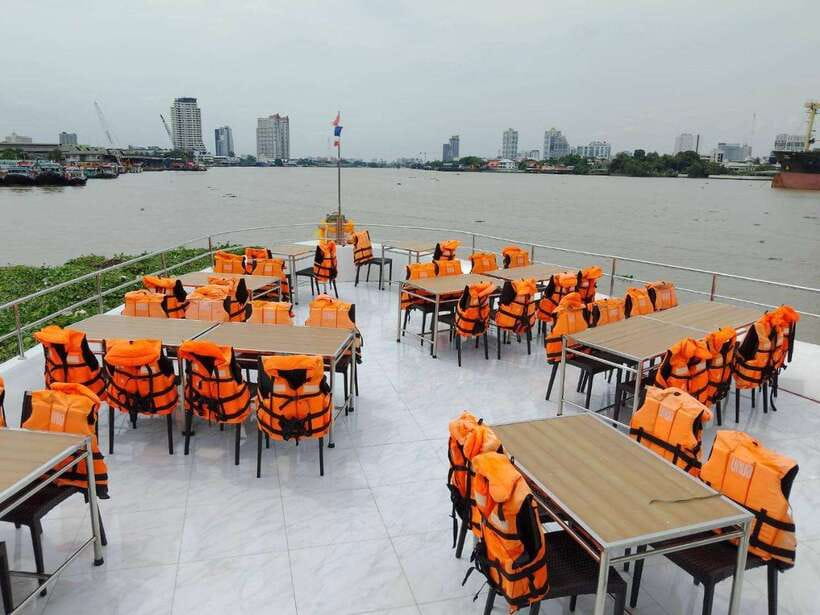 Bangkok: Unicorn Chao Phraya River Dinner Cruise - Boarding at 19:00 and settling in