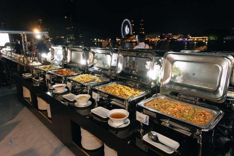 Bangkok: Unicorn Chao Phraya River Dinner Cruise - Wat Arun and the historic temple views