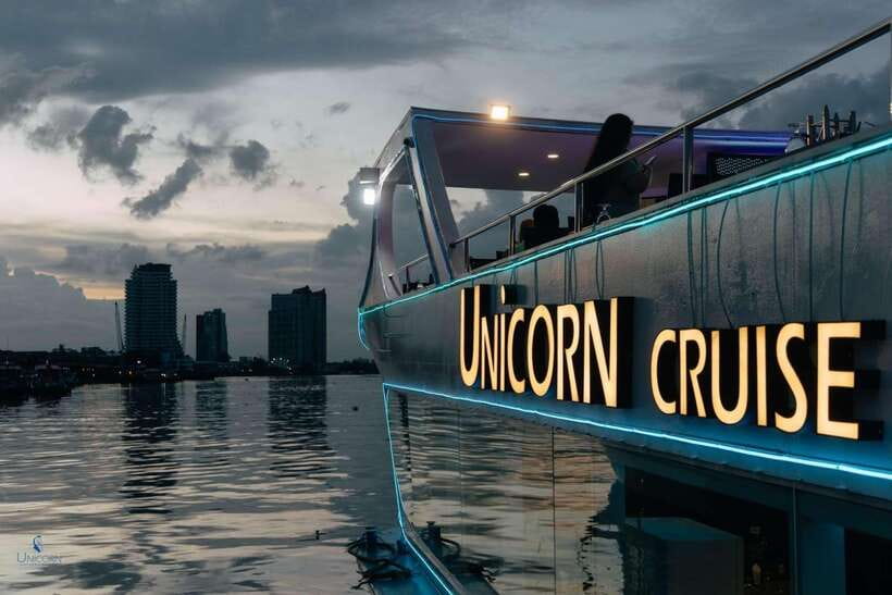 Bangkok: Unicorn Chao Phraya River Dinner Cruise - Dinner: seafood variety with a few service concerns