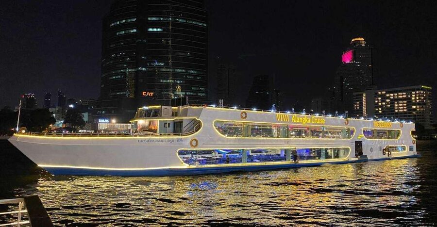 Bangkok: Viva Alangka Chao Phraya Dinner Cruise - Welcome refreshments on the Chao Phraya