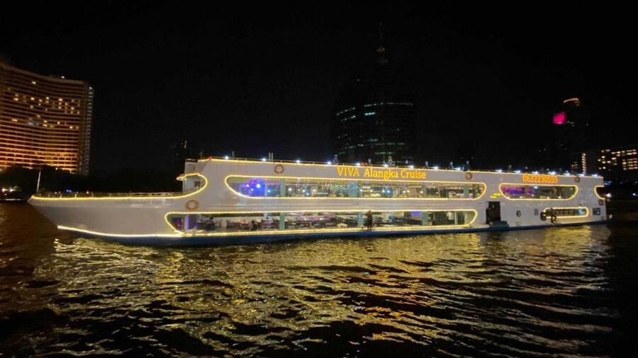 Bangkok: Viva Alangka Chao Phraya Dinner Cruise - Grand Palace views from the river