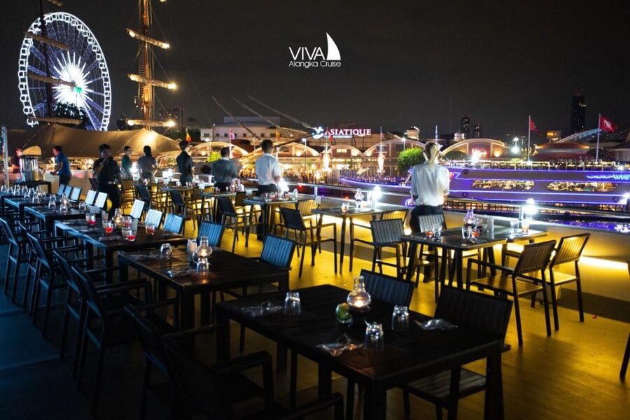 Bangkok: Viva Alangka Chao Phraya Dinner Cruise - Choosing the right deck and planning for rain