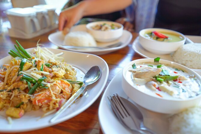 Bangkok Wat Pho and Flower Market Historical Walking Tour - Breakfast with Hainanese chicken rice or Thai noodles