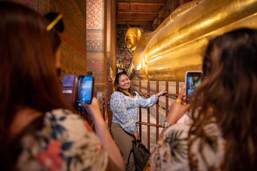 Bangkok: Wat Pho and Wat Arun Guided Walking Tour - What the guides add to the experience