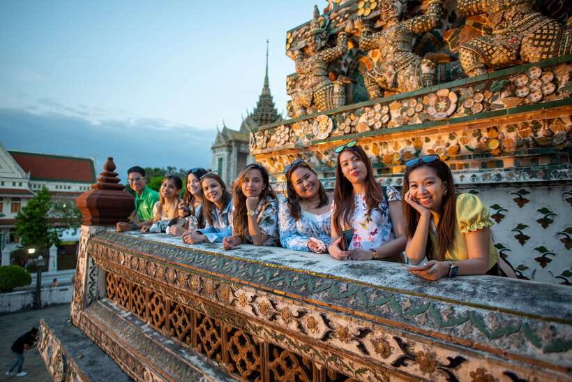 Bangkok: Wat Pho and Wat Arun Guided Walking Tour - Meeting your guide at Tha Tian Pier