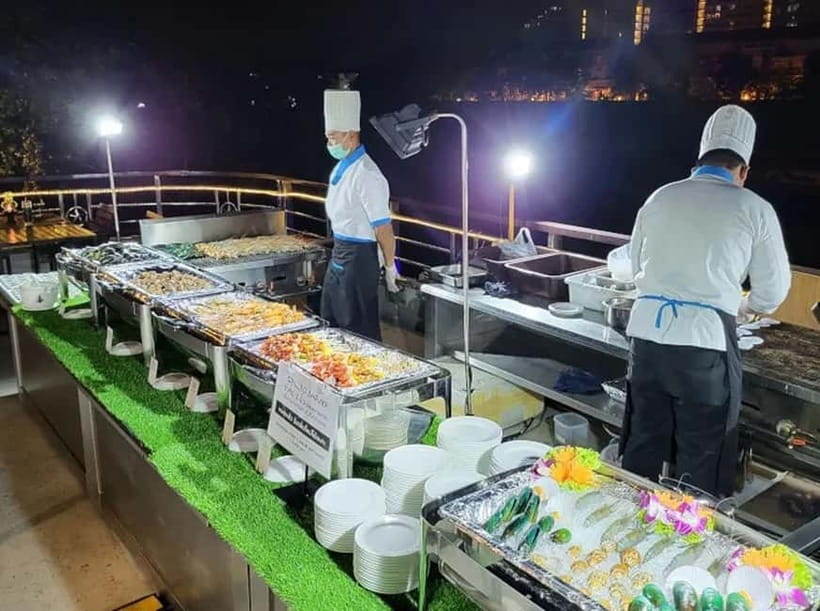 Bangkok: White Orchid Chao Phraya Cruise Free Flow Beer - Wat Arun by Night