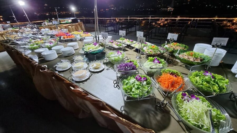 Bangkok: White Orchid Chao Phraya Dinner Cruise - The buffet: plenty of choice, mixed expectations