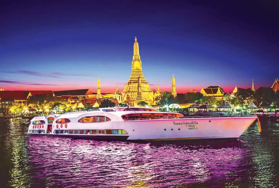 Bangkok: Wonderful Pearl Dinner Cruise and Live Performance - The first hour on the Chao Phraya