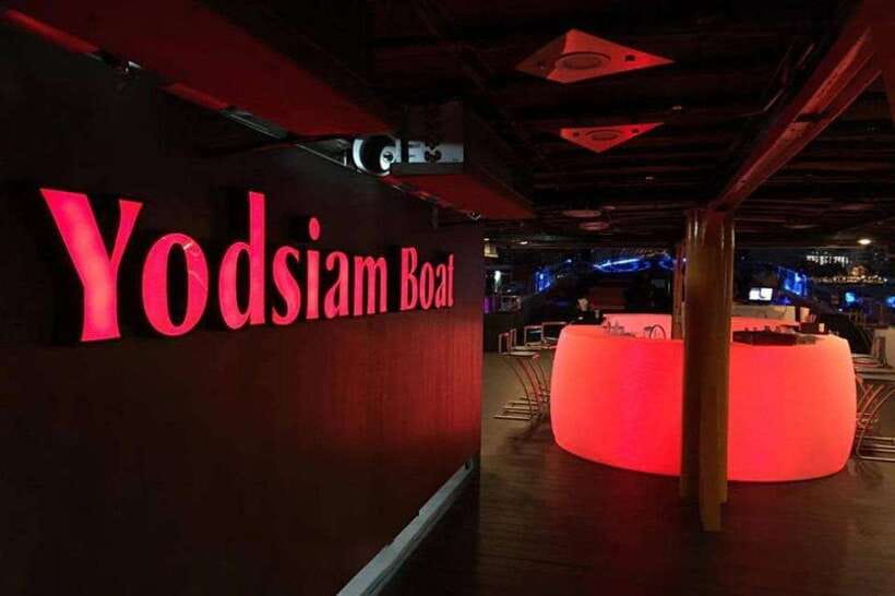 Bangkok: Yodsiam Sightseeing Cruise Snacks & Unlimited Beer - Music, dancing, and the party mood