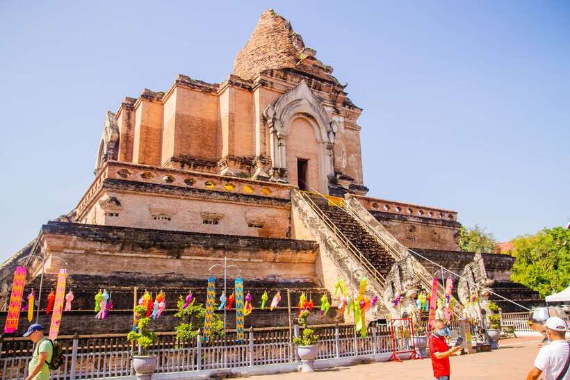 Chiang Mai: 3 Hour Old City and Temples Guided Walking Tour - The guides make or break the experience