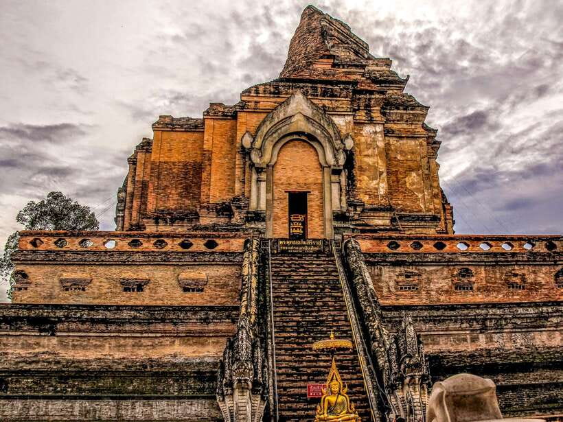 Chiang Mai: 3 Hour Old City and Temples Guided Walking Tour - Wat Chedi Luang and Chiang Mai’s great stupa