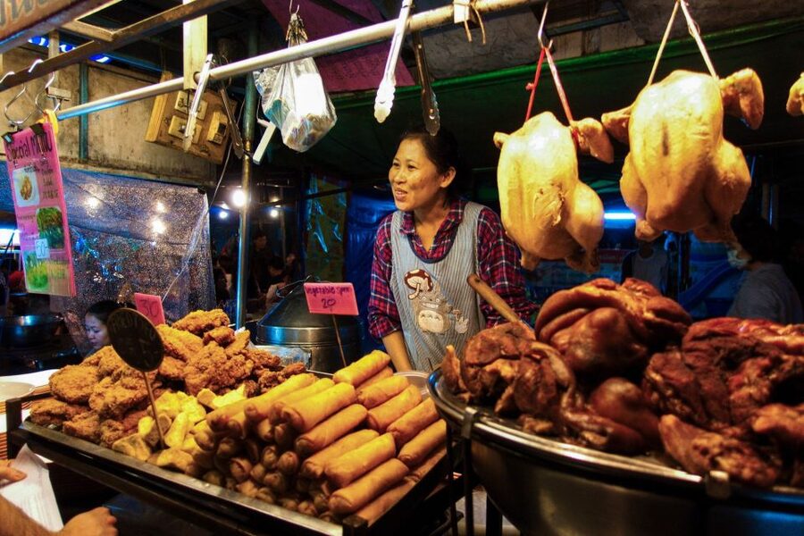 Chiang Mai: Chiang Mai Bar Hopping Guided Night Tour - Starting beside Wat Lok Moli