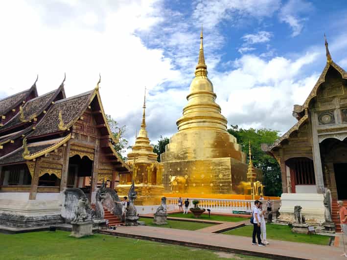 Chiang Mai: Chiang Mai Old City Twilight Walking Tour - Wat Chedi Luang and its massive central stupa