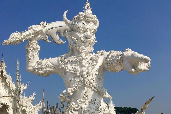 Chiang Mai-Chiang Rai:White-Black-Blue Temple-Golden Triangle-Keren-Boat Trip - Karen Long Neck Village and the question of presentation