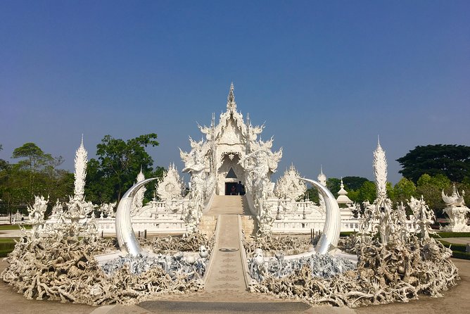 Chiang Mai-Chiang Rai: White Temple-Black Museum-Blue Temple - 7:00 am start and the long road north