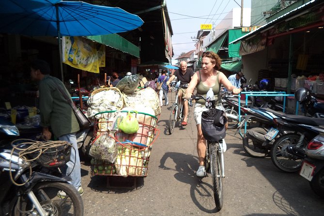 Chiang Mai City Culture Half-Day Cycling Tour - Chinese community, food stalls, and flower markets