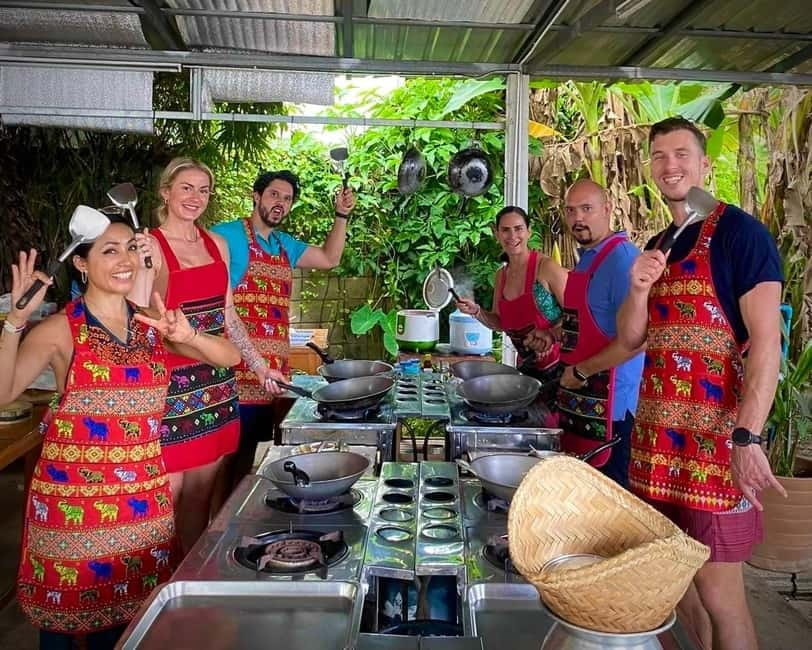 Chiang Mai: Cooking Class, Market & Thai Herbs Garden Tour - Eating in the organic kitchen garden