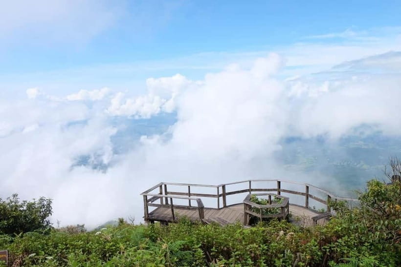 Chiang Mai: Doi Inthanon National Park and Kew Mae Pan Tour - Twin Pagodas and gardens above the valley