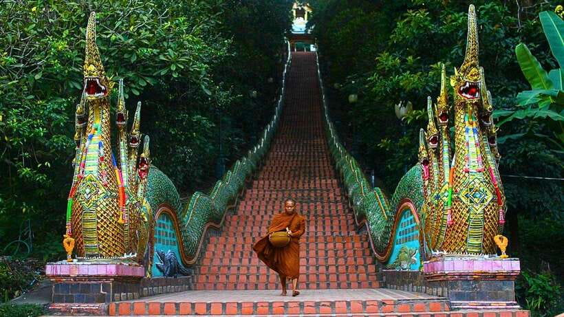 Chiang Mai: Doi Suthep and Wat Pha Lat Temple Evening Tour - Climbing to Wat Phra That Doi Suthep