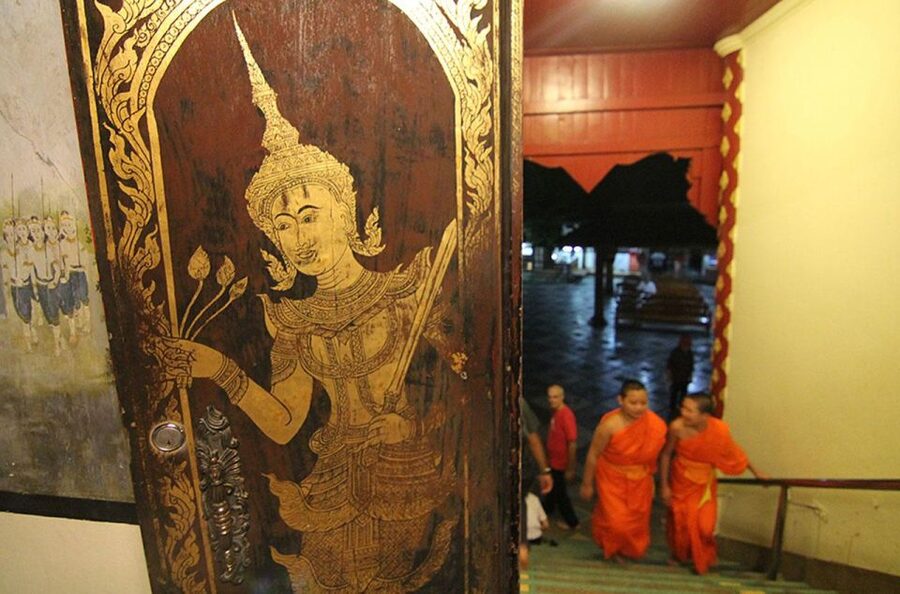 Chiang Mai: Doi Suthep & Wat Umong Twilight Tour with Pickup - The guide can make or break the evening