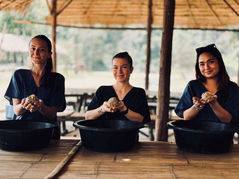Chiang Mai: Elephant Sanctuary, Long Neck & Sticky Waterfall - Visiting the Long Neck village