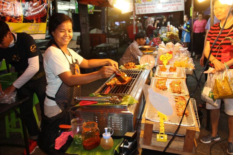 Chiang Mai: Evening Local Street Food Market Tour - Meeting your guide and settling into the evening
