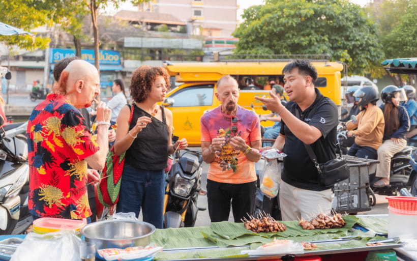 Chiang Mai: Evening Sightseeing and Local Food Guided Tour - Private or small group: which option makes sense?