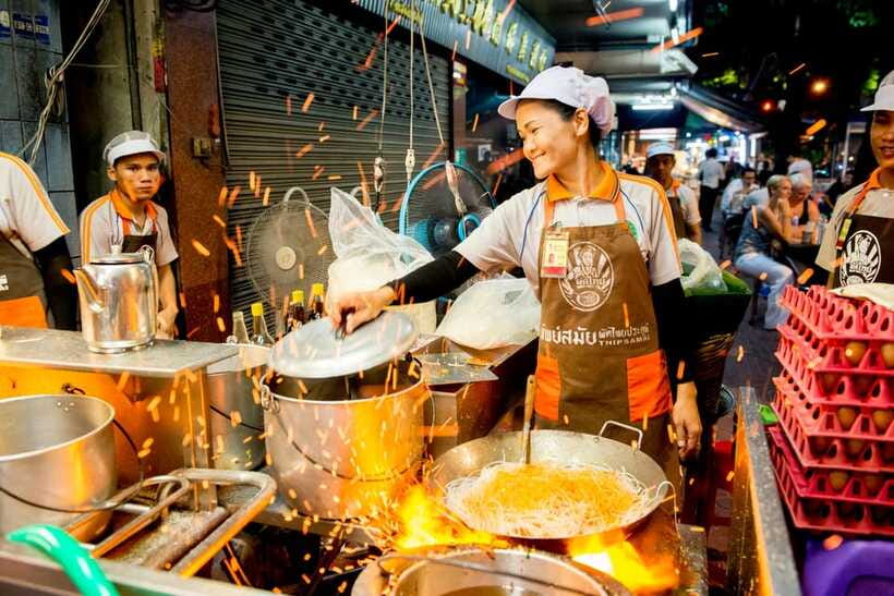 Chiang Mai: Evening Sightseeing and Local Food Guided Tour - Starting with snacks at Chiang Mai Gate Market