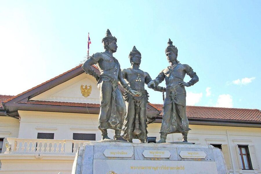 Chiang Mai: Exploration of Old City by Private Tuk-Tuk - Mueang Mai and Warorot markets