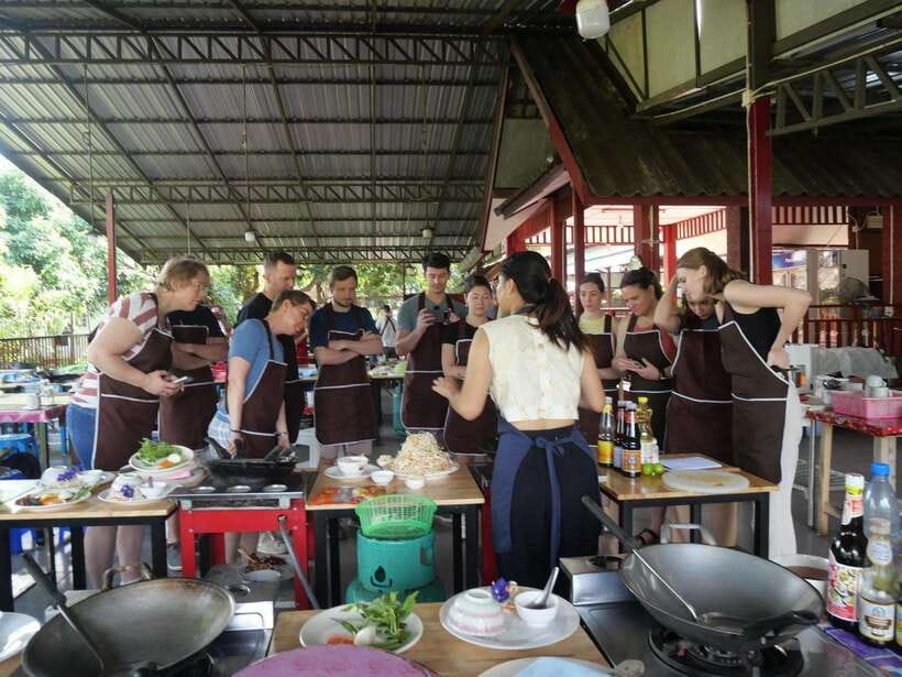Chiang Mai: Half Day Cooking Class at Organic Farm - Cooking curry paste from scratch