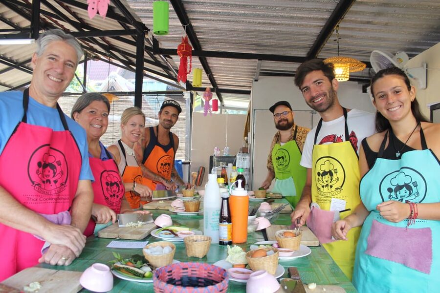 Chiang Mai: Half Day Evening Cooking Class with Market Tour - Making curry paste the traditional way