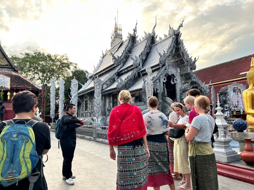 Chiang Mai: Half-Day Old Town Cycling Tour - Warorot Market and the taste of local Chiang Mai
