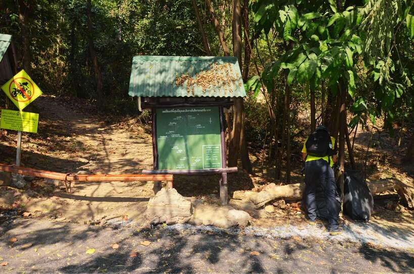 Chiang Mai: Hike on Monk’s Trail and Doi Suthep Private Tour - Continuing uphill to Wat Phra That Doi Suthep