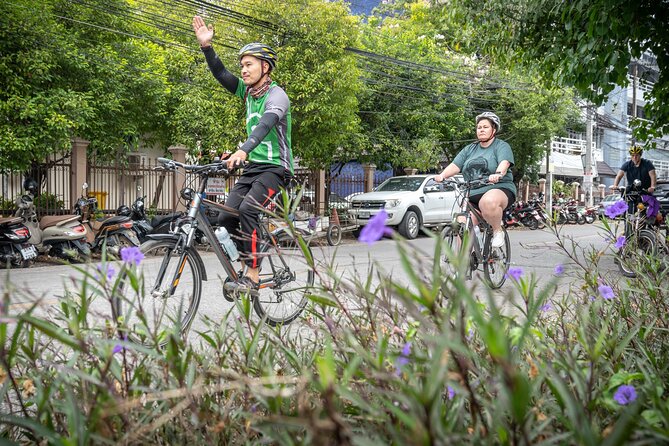 Chiang Mai: Historic Old City Bike Tour - Morning or Night - Three Kings Monument and Wat Inthakhin