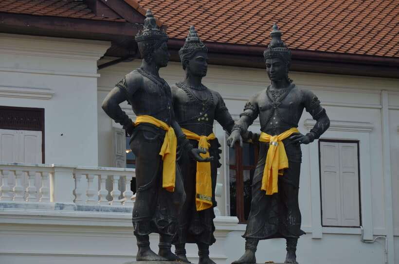 Chiang Mai: Historic Temples and City Guided Walking Tour - Wat Phan Tao, a teak hall with royal connections