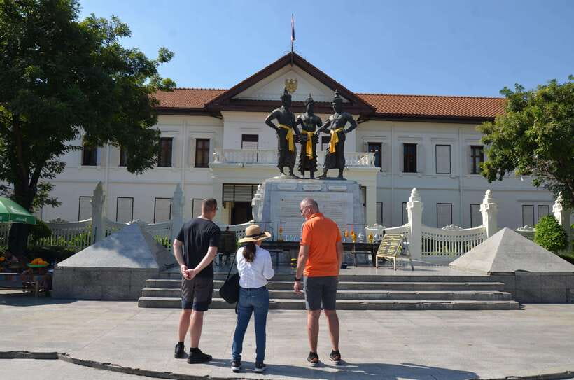 Chiang Mai: Historic Temples and City Guided Walking Tour - What the walking format adds
