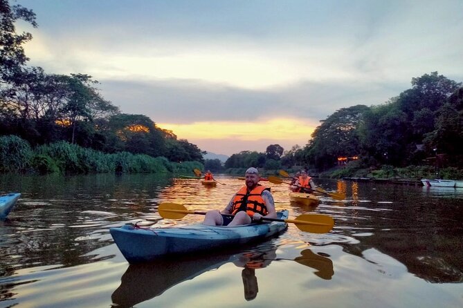 Chiang Mai: Kayak Under the Stars – 6 km to the Heart of the City - Starting at 6 pm near the Ping River