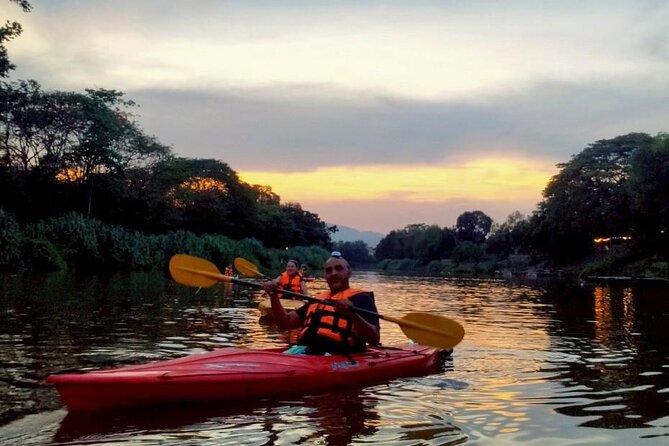 Chiang Mai: Kayak Under the Stars – 6 km to the Heart of the City - The final stretch: bridges, restaurants, and city glow