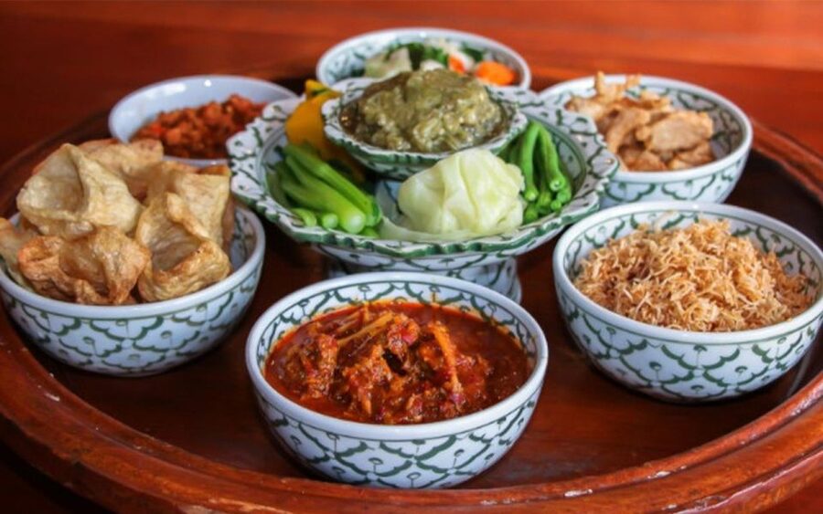 Chiang Mai: Khantoke Dinner with Traditional Performance - Group size, language, and the evening’s rhythm