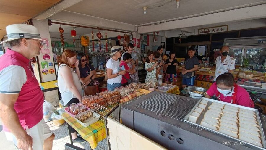 Chiang Mai: Local Food and Markets Guided Walking Tour - Ton Lamyai Flower Market adds color without adding much fuss