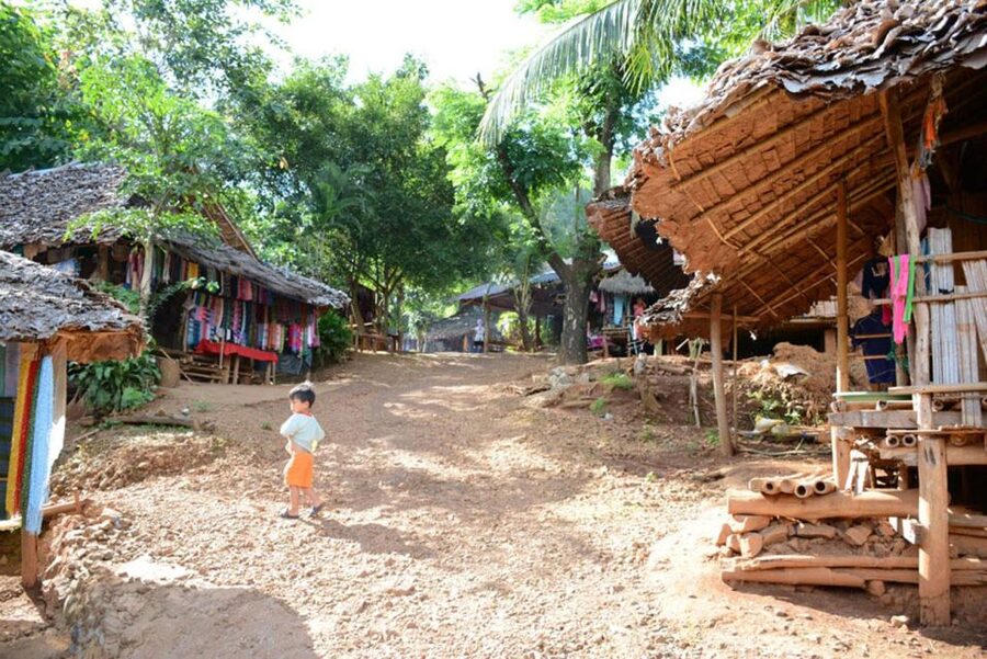 Chiang Mai: Long Neck Village & Chiang Rai’s Iconic Temples - Wat Rong Suea Ten, the Blue Temple