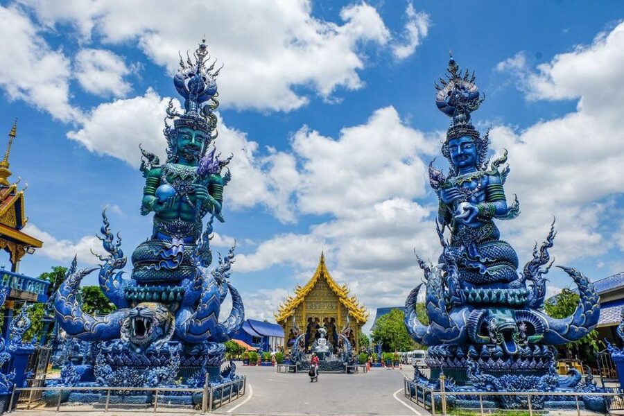 Chiang Mai: Long Neck Village & Chiang Rai’s Iconic Temples - Guides, vans, and the rhythm of the day